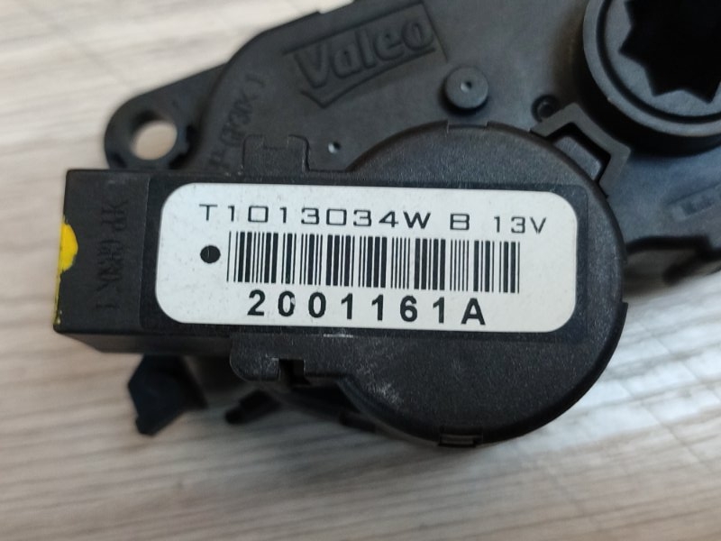 Сервопривод заслонки печки