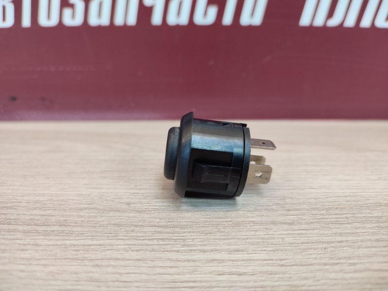 Кнопка открывания багажника