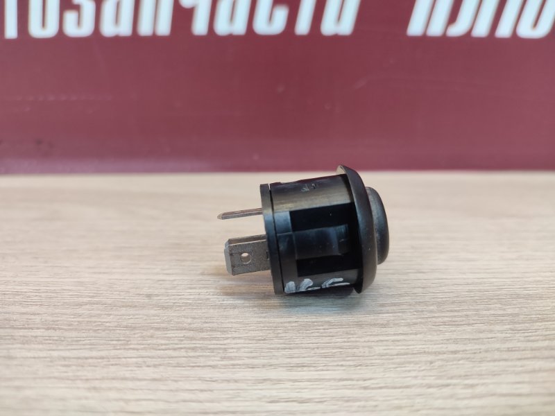 Кнопка открывания багажника