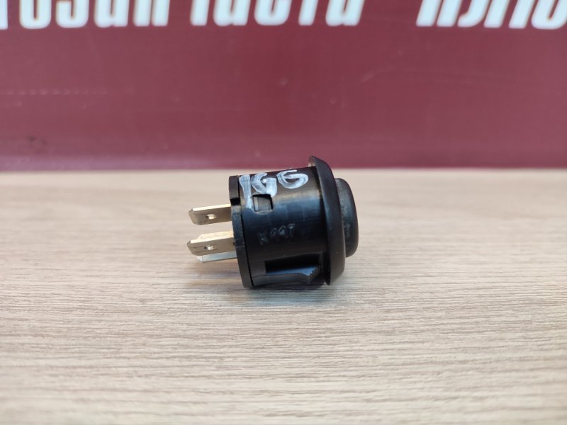 Кнопка открывания багажника