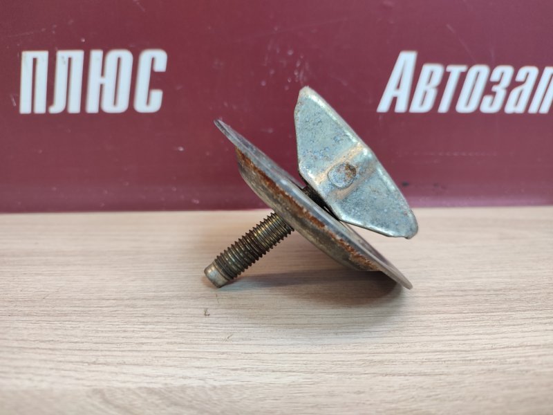 Крепление запасного колеса