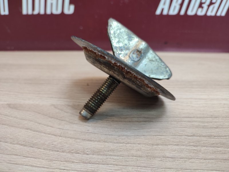 Крепление запасного колеса