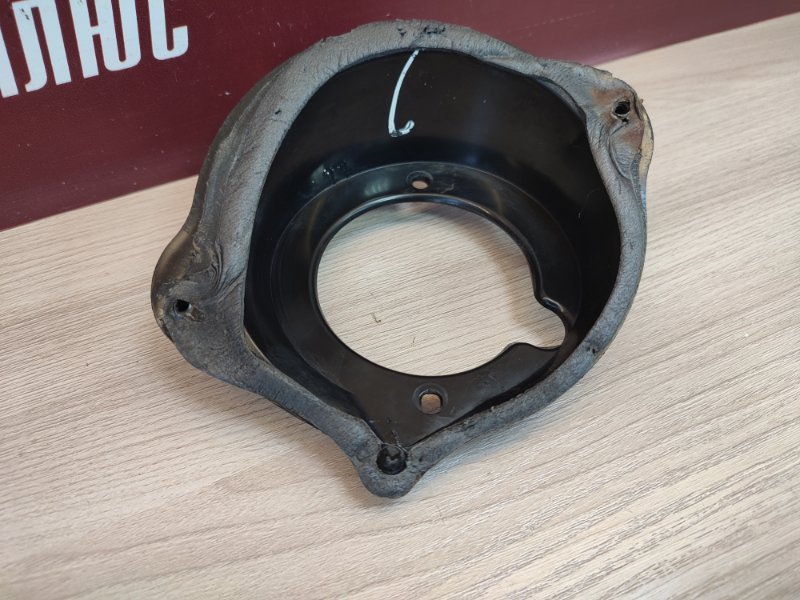 Горловина лючка бензобака