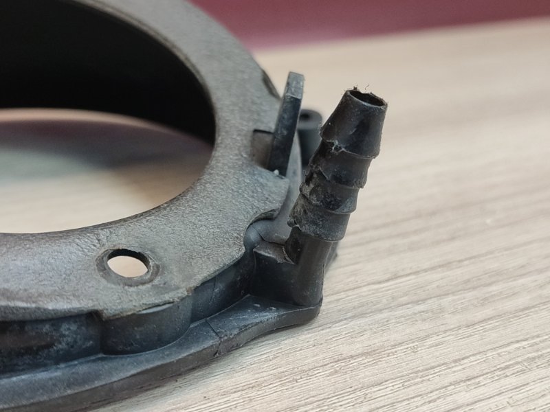 Горловина лючка бензобака