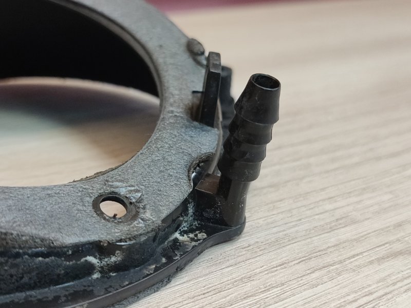 Горловина лючка бензобака