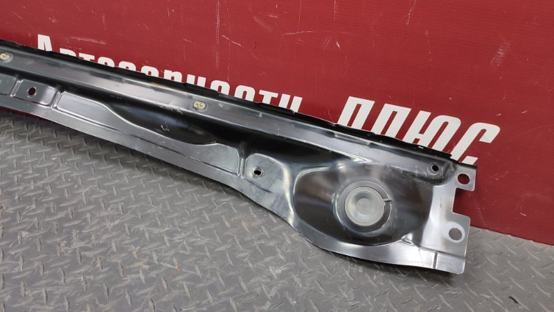 Планка под жабо