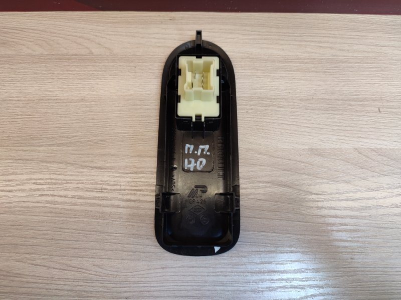 Кнопка стеклоподъемника