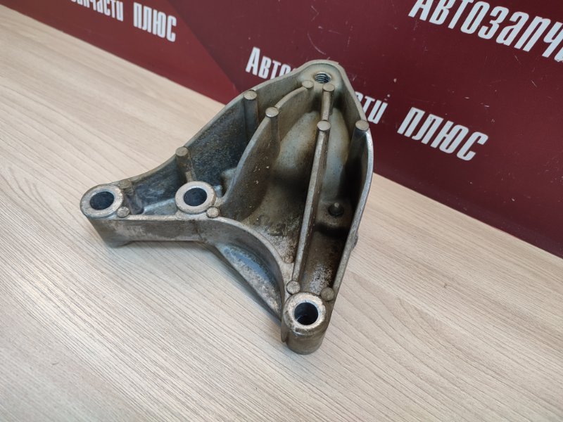 Кронштейн опоры двигателя