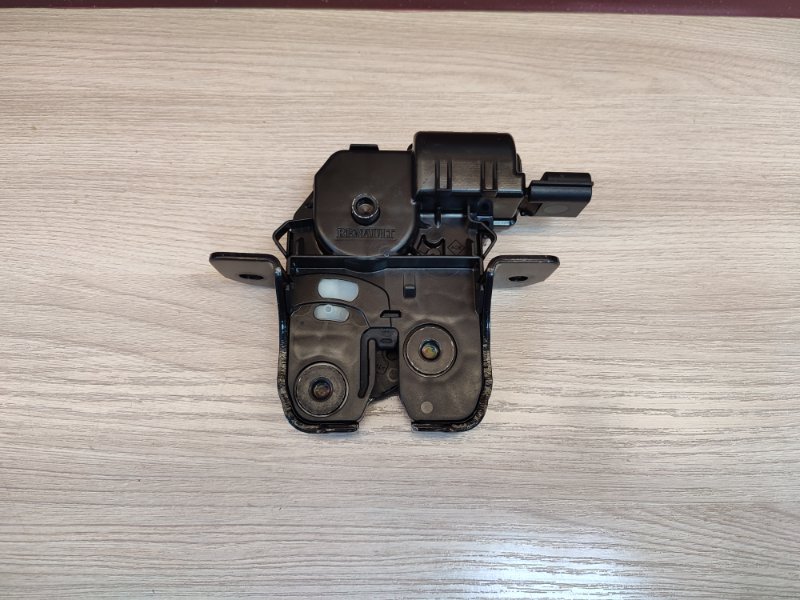 Замок крышки багажника