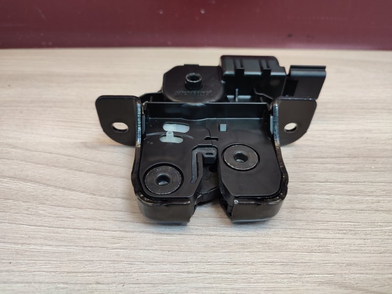 Замок крышки багажника