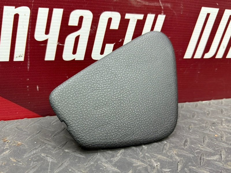 Крышка блока предохранителей салона