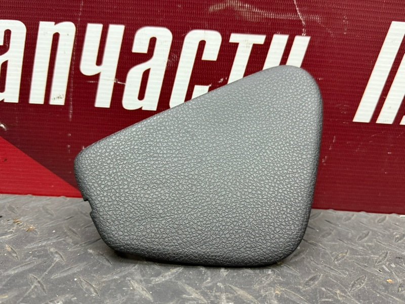 Крышка блока предохранителей салона