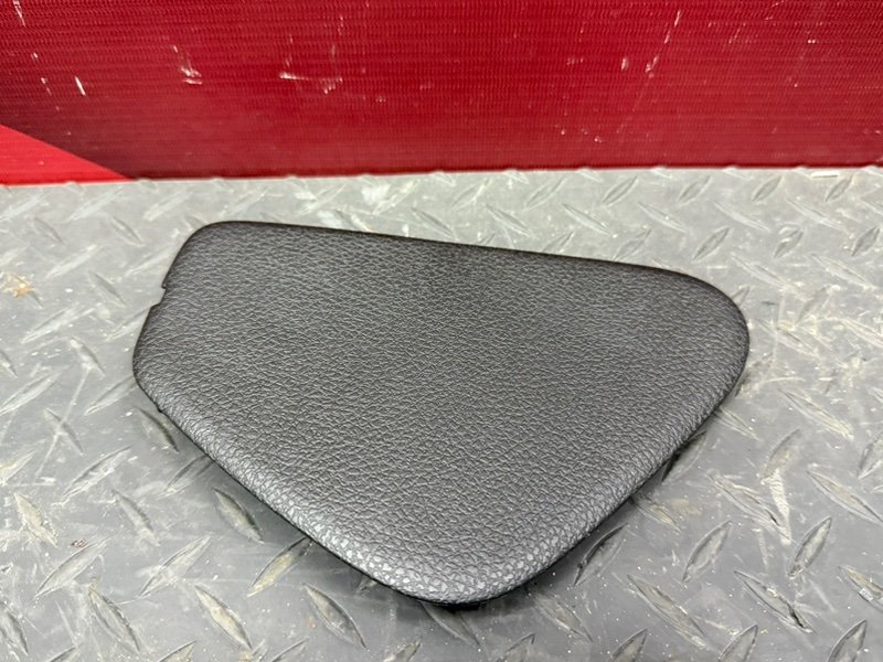 Крышка блока предохранителей салона