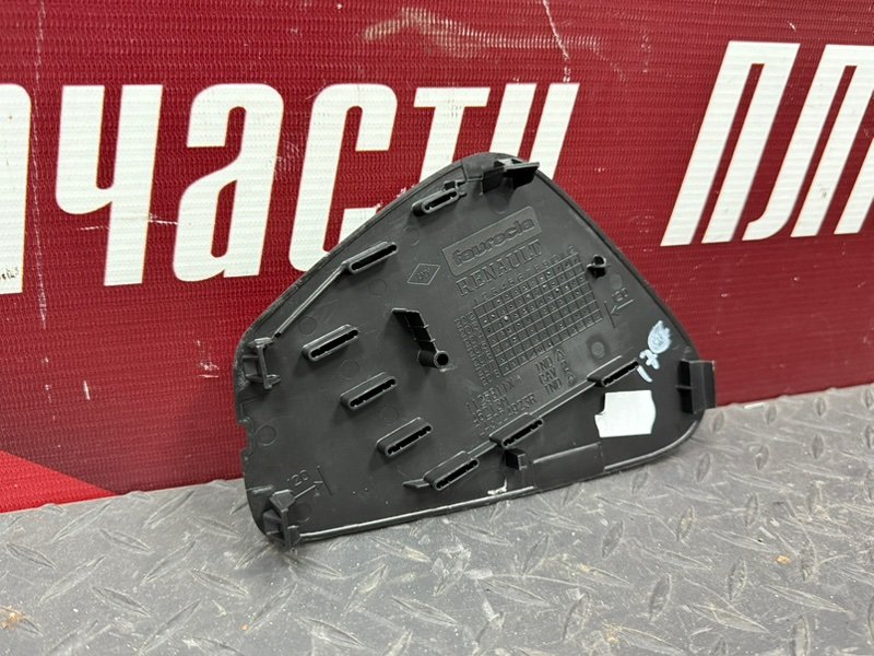 Крышка блока предохранителей салона