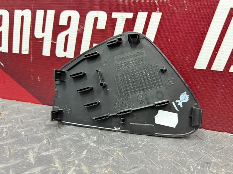 Крышка блока предохранителей салона