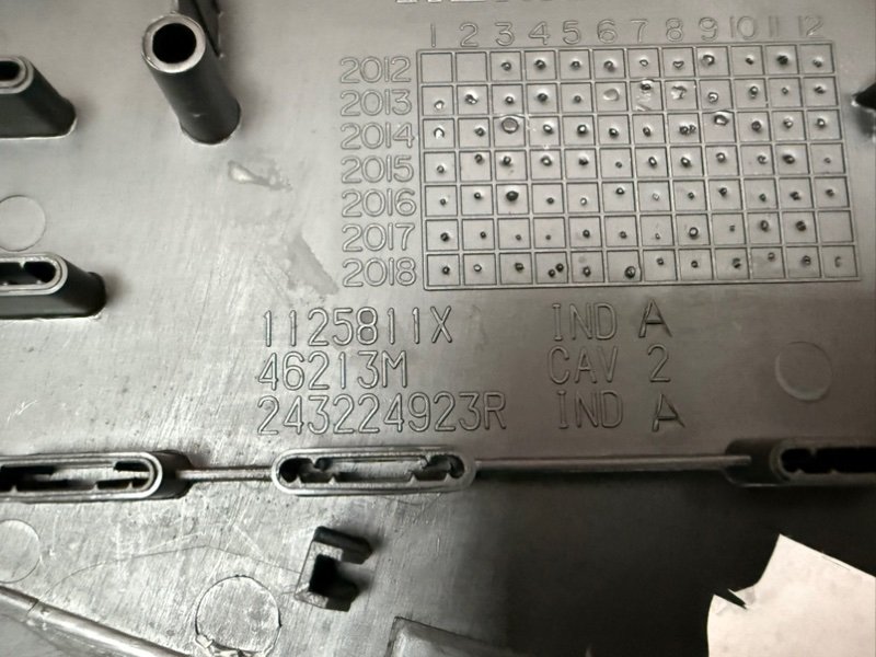 Крышка блока предохранителей салона