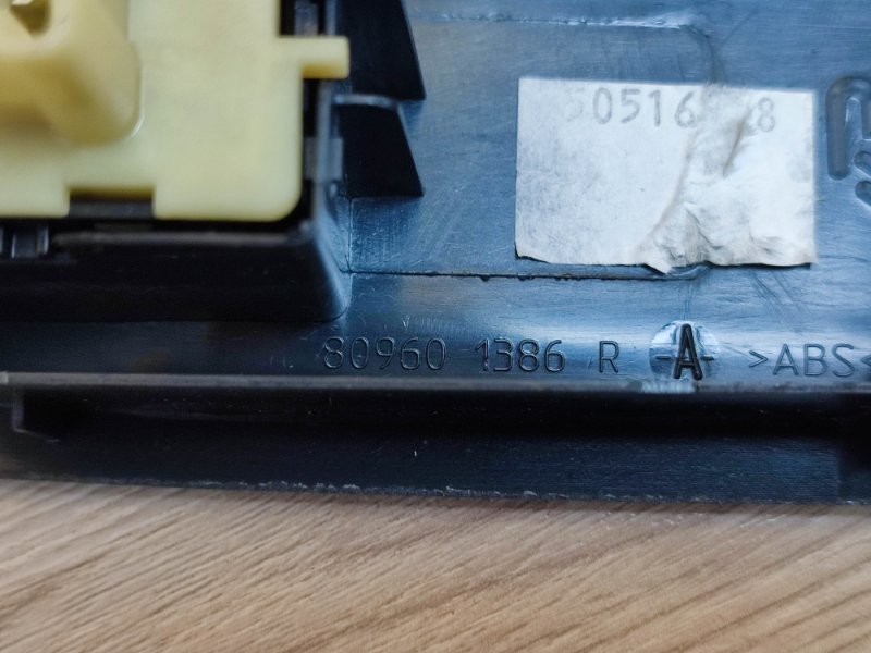 Кнопка стеклоподъемника