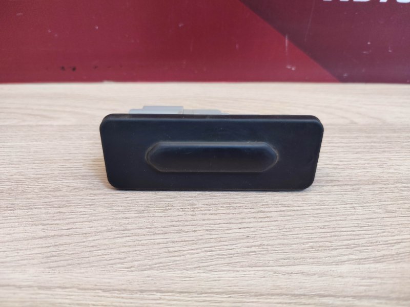 Кнопка открывания багажника