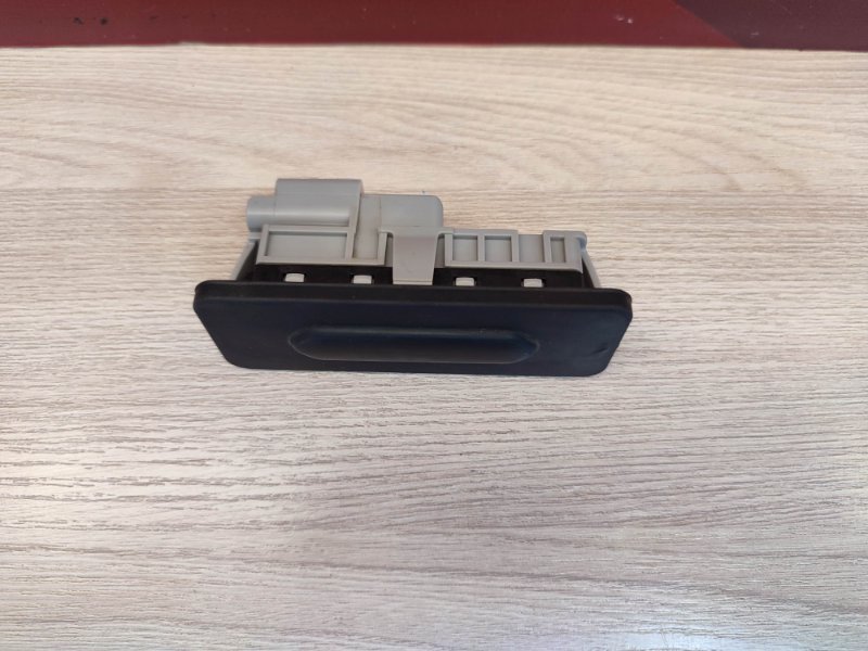 Кнопка открывания багажника