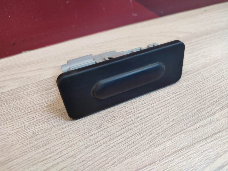 Кнопка открывания багажника