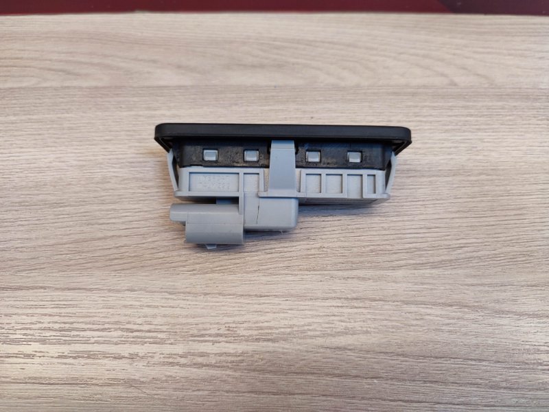 Кнопка открывания багажника