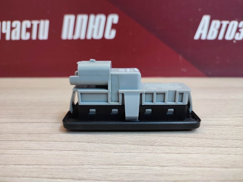 Кнопка открывания багажника