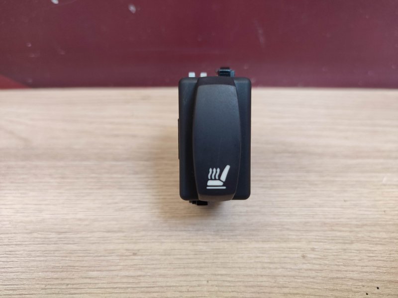 Кнопка обогрева сидений