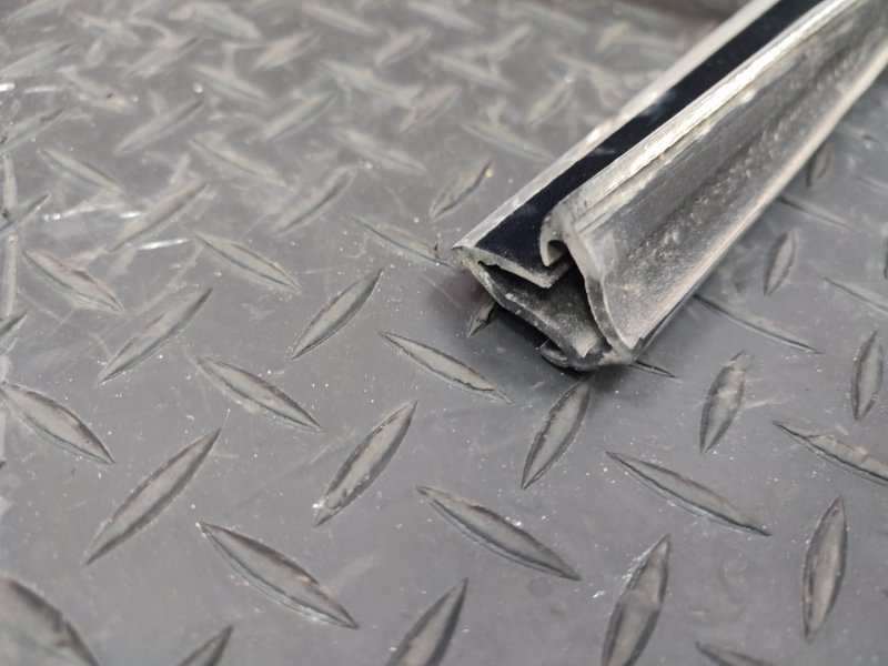 Уплотнитель стекла двери