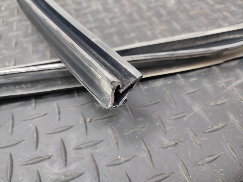 Уплотнитель стекла двери