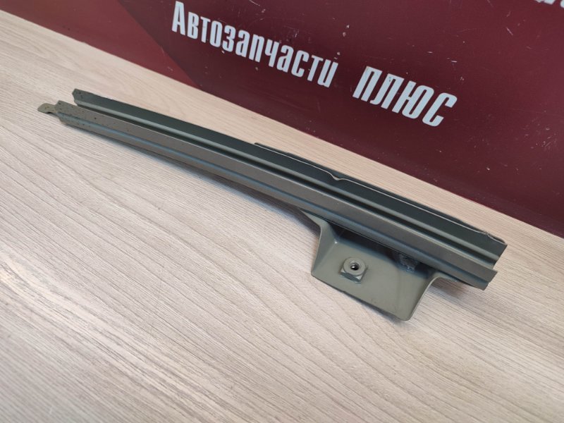 Направляющая стекла двери