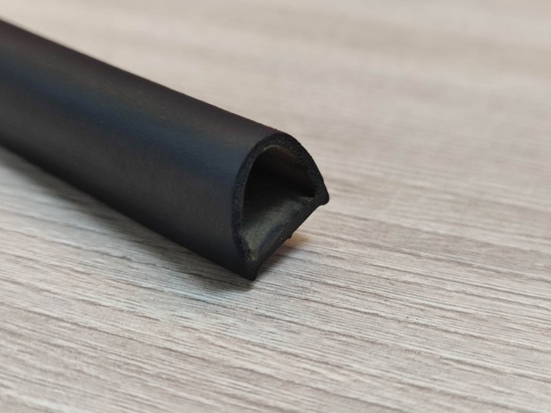 Уплотнительная резинка боковой двери