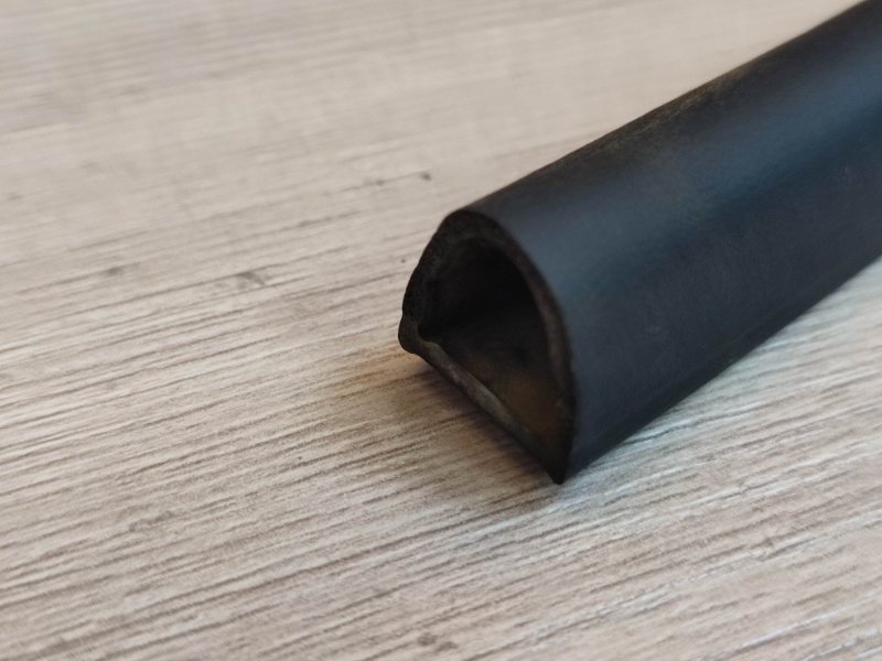 Уплотнительная резинка боковой двери