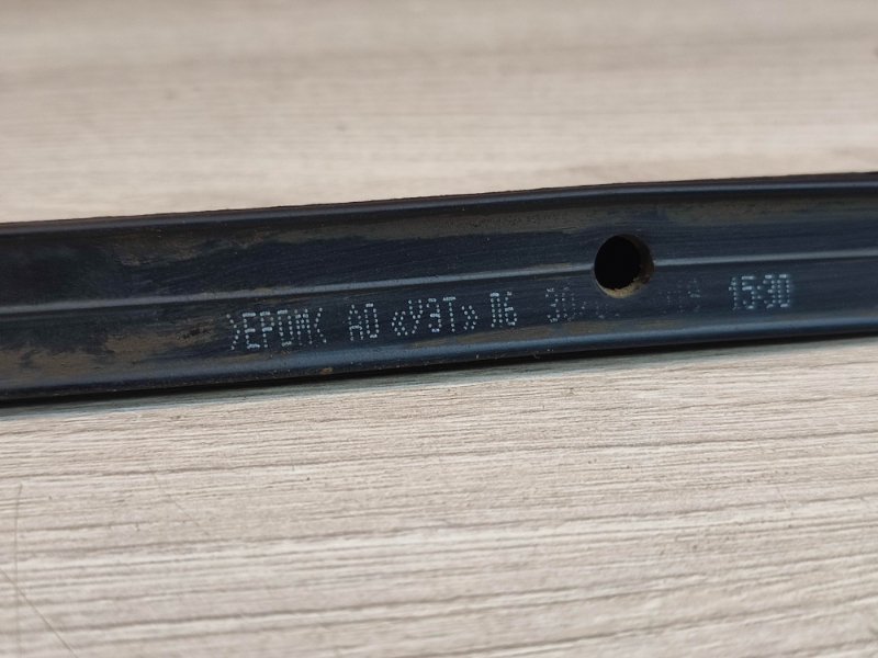 Уплотнительная резинка боковой двери