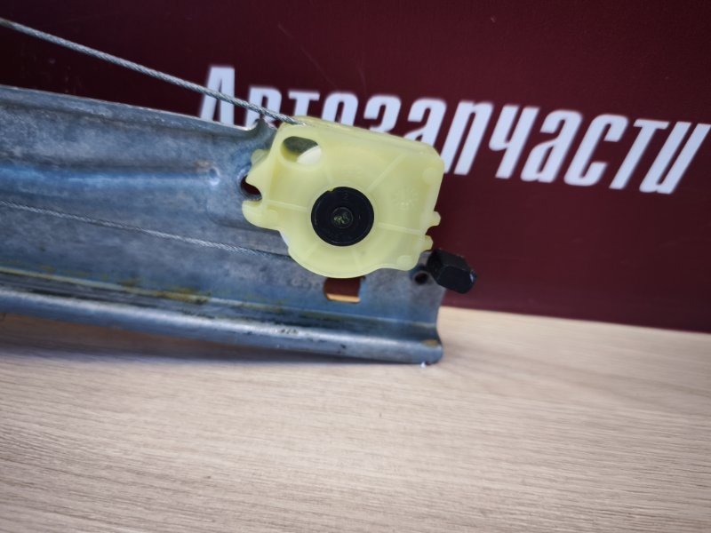 Стеклоподъемник    двери