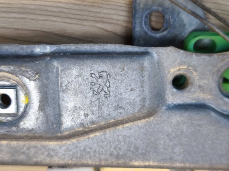 Стеклоподъемник    двери