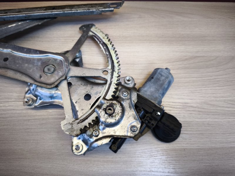 Стеклоподъемник    двери