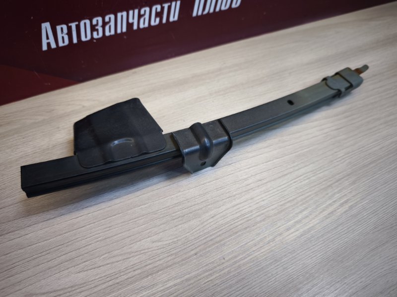 Направляющая стекла     двери