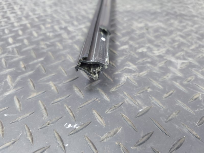 Уплотнитель стекла двери