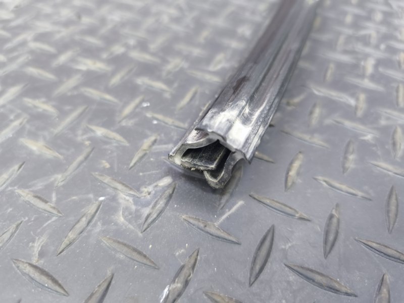 Уплотнитель стекла двери