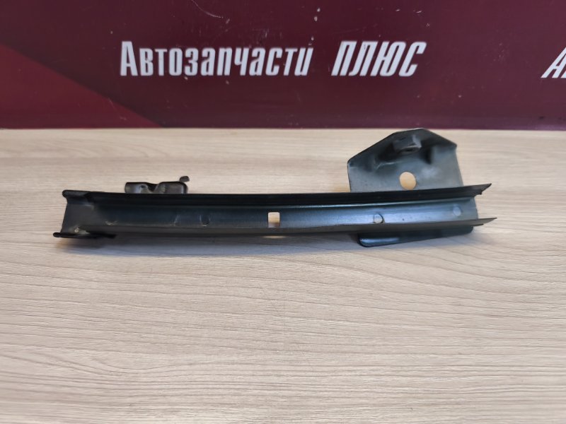 Направляющая стекла двери