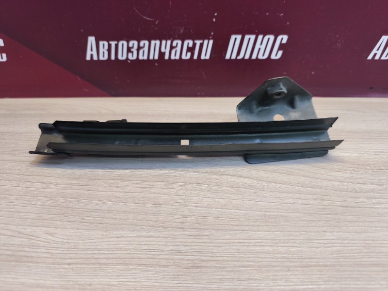 Направляющая стекла двери