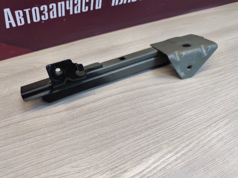 Направляющая стекла двери