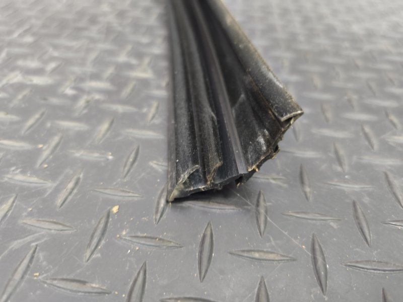 Уплотнитель рамки двери