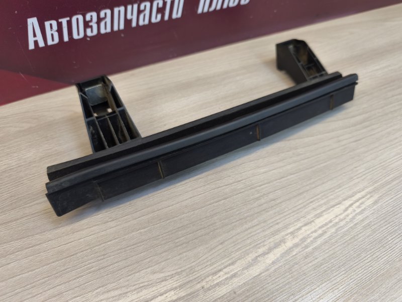 Направляющая стекла     двери