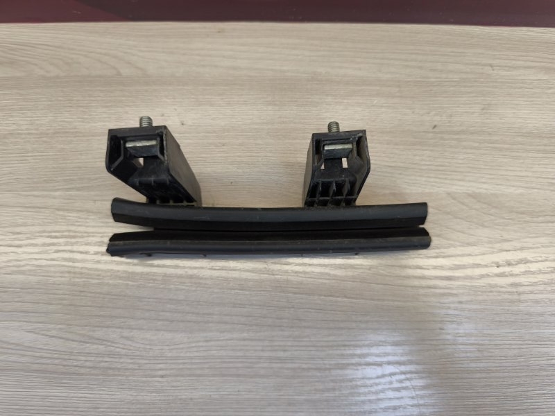 Направляющая стекла     двери