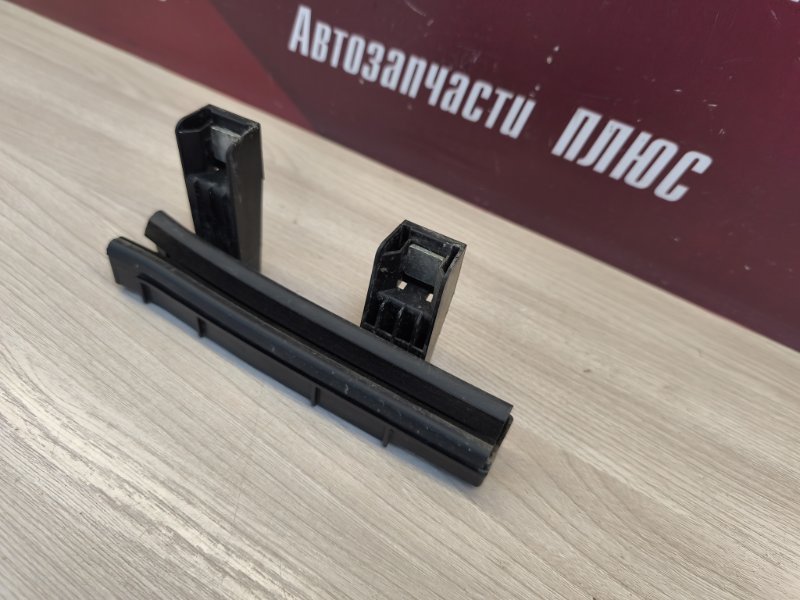 Направляющая стекла     двери