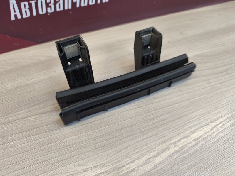 Направляющая стекла     двери