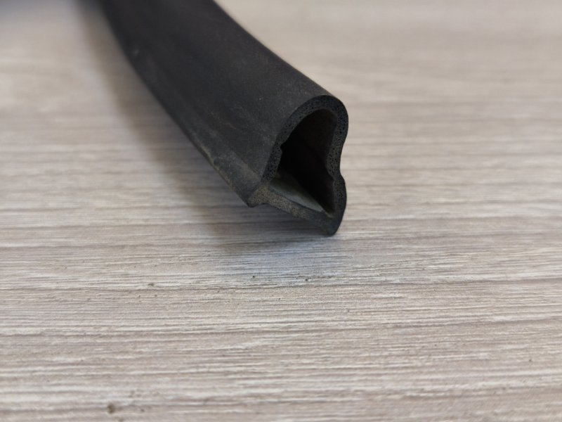 Уплотнительная резинка боковой двери