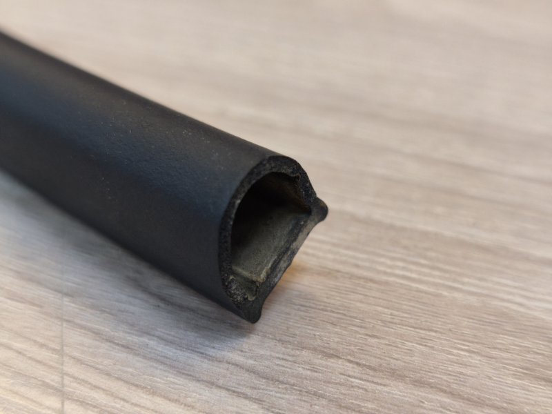 Уплотнительная резинка боковой двери