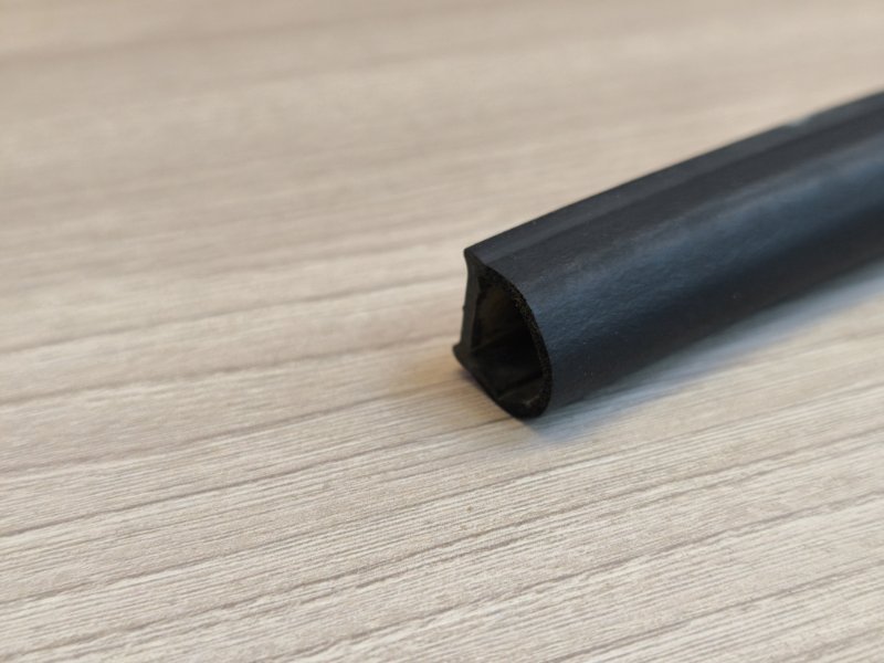 Уплотнительная резинка боковой двери